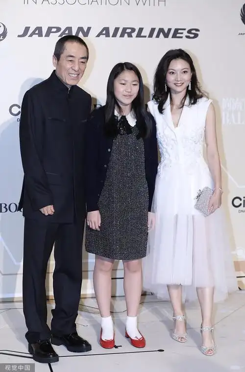 张艺谋携妻女参加活动 陈婷气质不输女星
