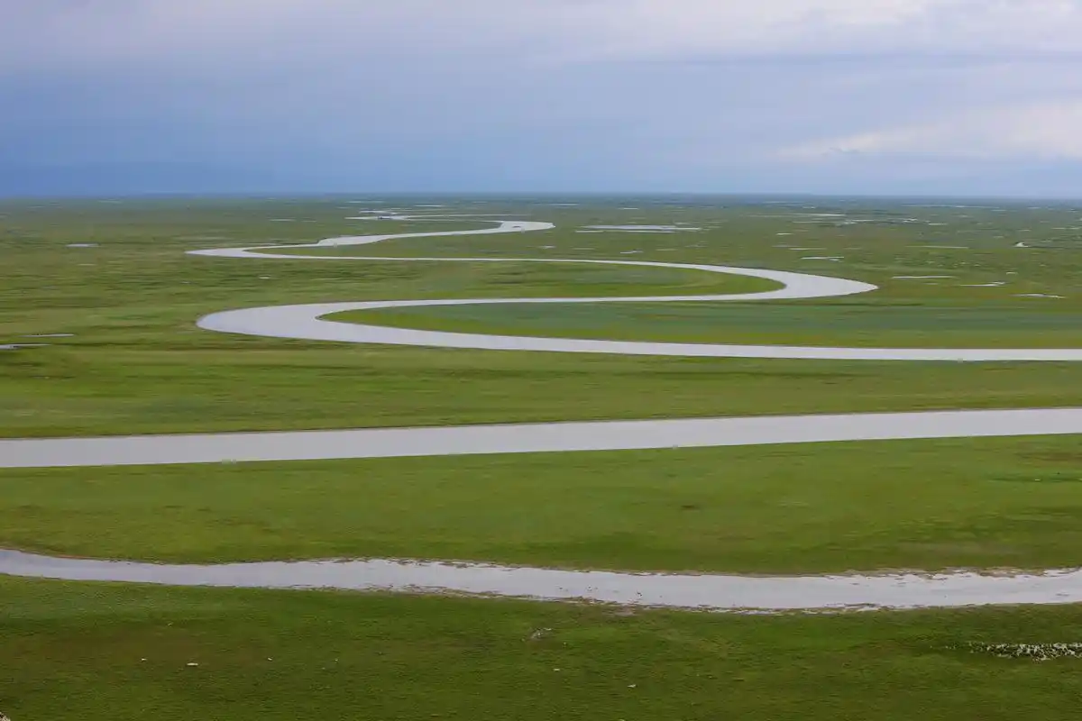 夏日巴音布鲁克草原景色美