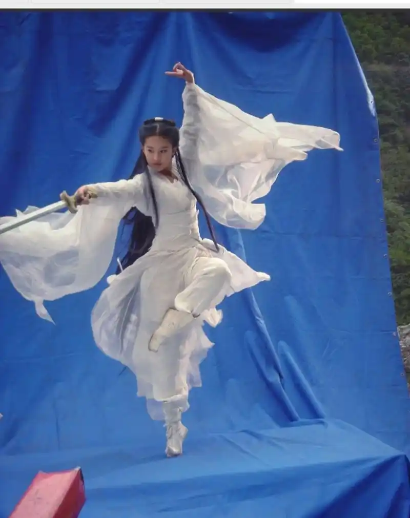 白衣飘飘的刘亦菲练剑照片,一招一式都在认真的对待.