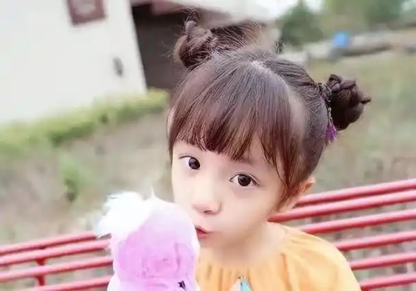 哪吒头即是哪吒的发型,在头顶处有两个蓬松的丸子头,如果觉得头发过于