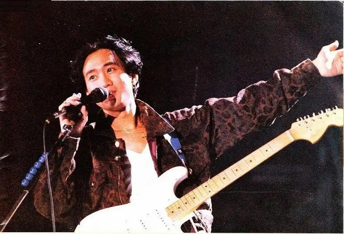 黄家驹作为beyond乐队的主唱,歌唱实力非凡,他还有着超高的吉他技术