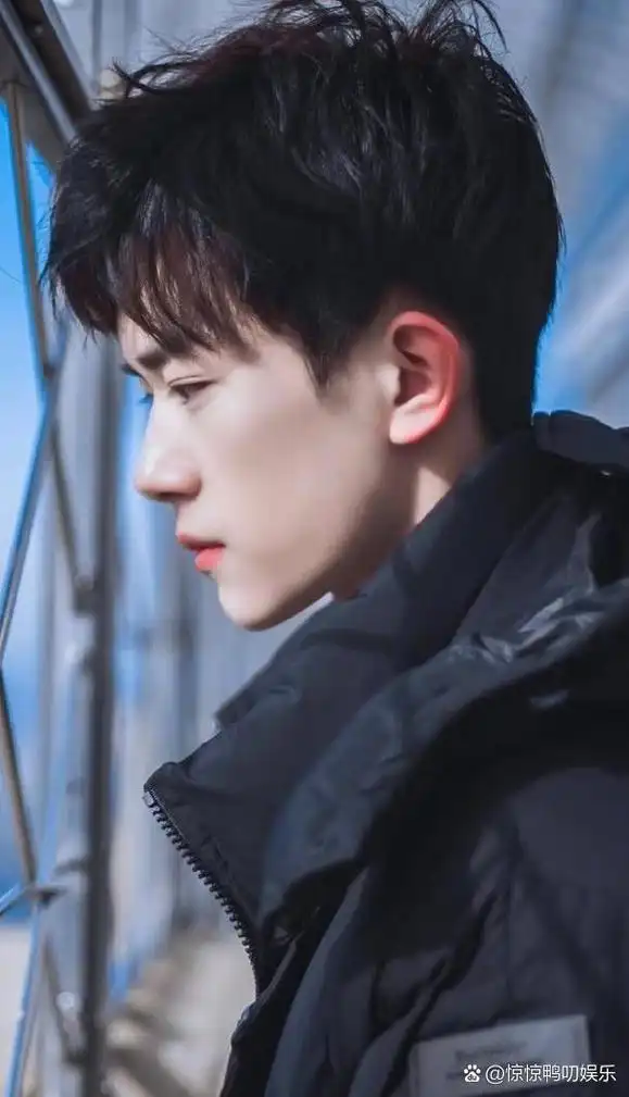 易烊千玺的长相,喜欢的人说他棱角分明,男性荷尔蒙爆发,眼神有戏