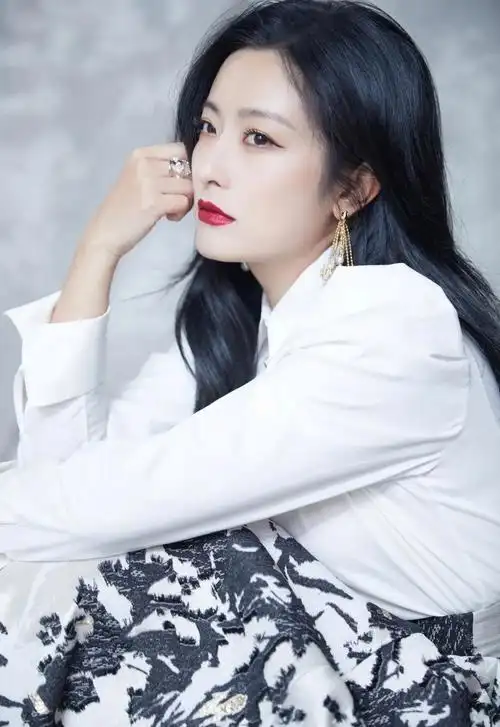 吉林美女演员徐百慧(长相大方五官分明端庄魅力属于那种大气的女性)