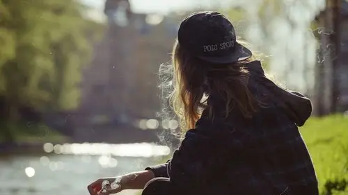 一个吸烟的女人,高清图片,电脑桌面-壁纸族