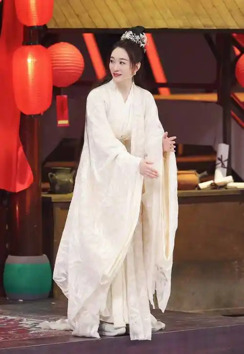 原创李小冉和关晓彤穿古装同台红白搭配仙气飘飘刘涛气场更强大