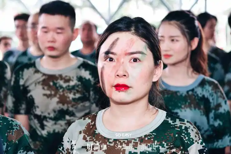 画上迷彩伪装彩笔的那刻起,她成为了一名好简单的战士