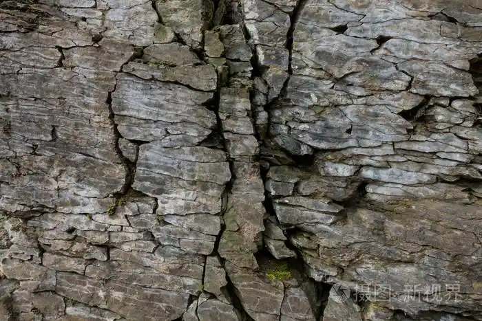 石头墙体与岩石的裂缝