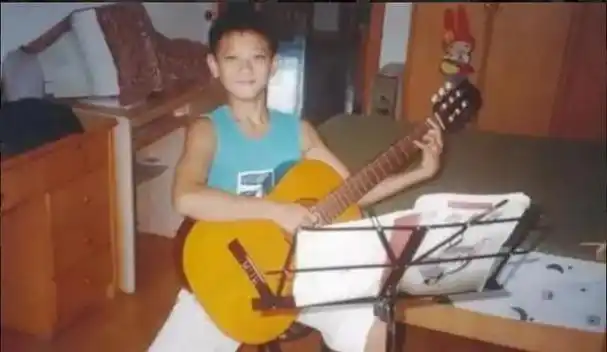 黄子韬走红不忘旧友,邀聋哑发小任助理显真情