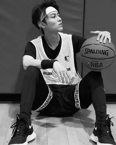 邱胜翊变身篮球王子助力公益赛 球技棒获封"流川翔"