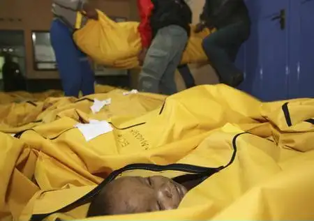 图文:遇难儿童尸体停放在医疗站临时停尸间