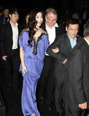 范冰冰惊曝"豪饮陪酒照" 蓝裙露玉臂搀大老板