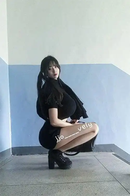 她就是最近在ins上很火的韩国妹子——jjo___vely.