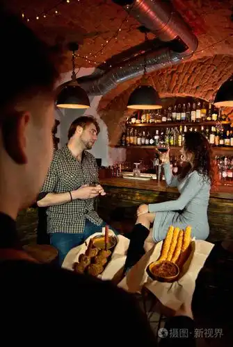 男孩和女孩在酒吧休息两个人喝酒背景中的酒保爱的概念第一次约会情人