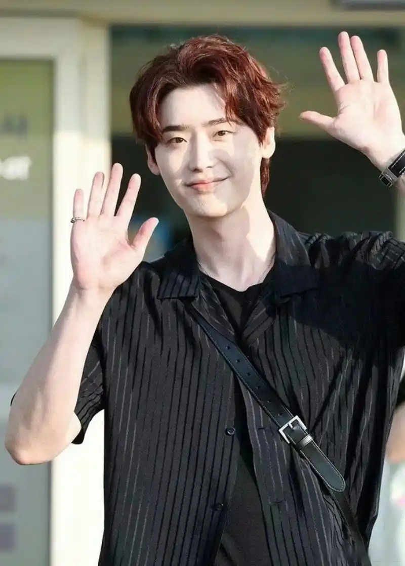 李钟硕的最新照片和自拍照曝光,他成功减肥了!97