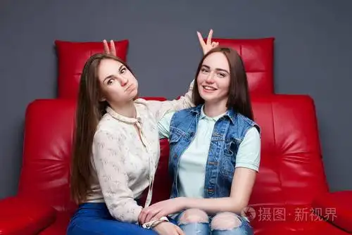 两个有吸引力的女朋友开心