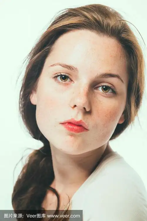 女画室美人肖像雀斑长头发