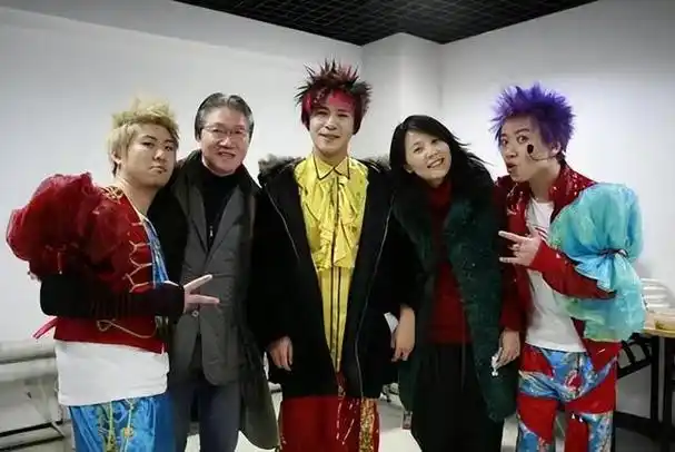 至此花儿乐队正式诞生.