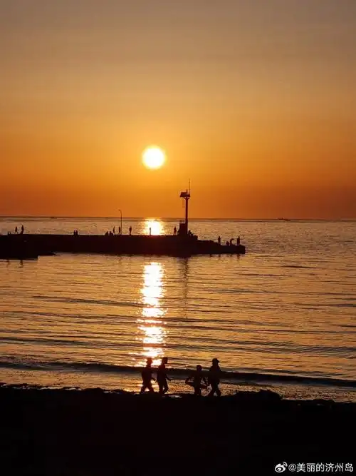 这两天济州岛天气不错,海边都可以看到美丽的日落风景,这里是济州机场
