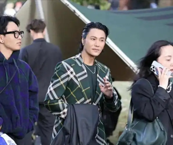 陈坤带21岁儿子参加时装周父子俩坐前排看秀像兄弟一样相处