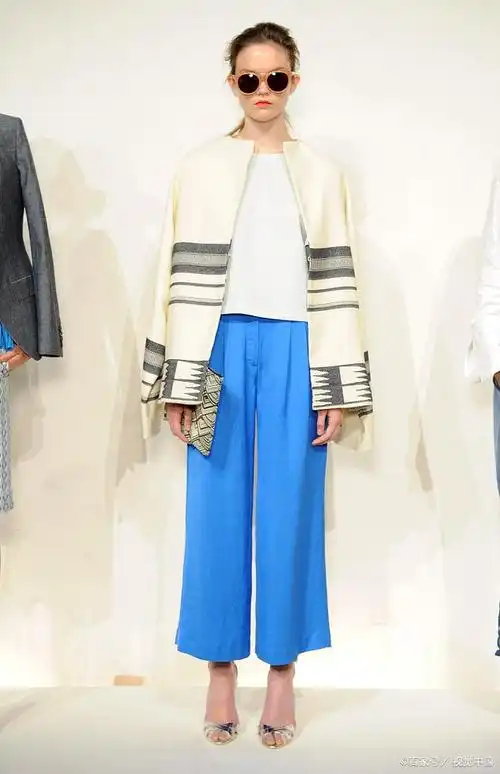 湖蓝色配什么颜色好看