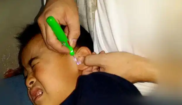 4岁娃出生后没掏过耳屎堵满耳朵一碰就疼家长能给娃掏耳屎吗