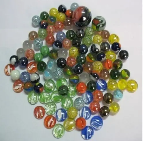 打弹珠,又叫"大玻璃珠".玩的人各出数枚,输了就要将弹珠给别人.