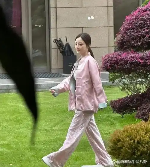 李小璐粉色新中式出镜肤白貌美女神范十足