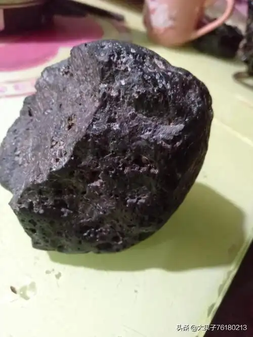 欣赏一下,真品玻璃陨石雷公墨的细纹!让真品,假货人人懂得