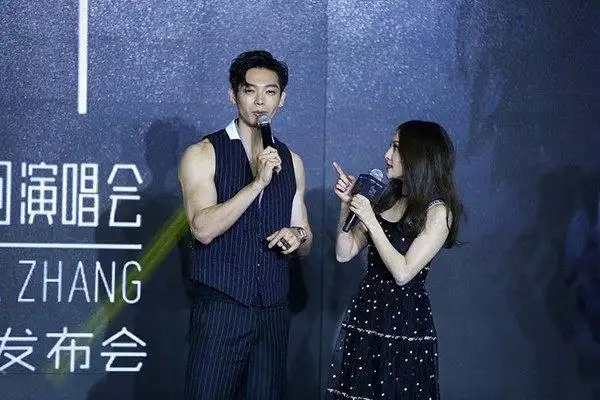 35岁张韶涵穿波点裙嫩出水,与辰亦儒现场开心互动上演最萌身高差