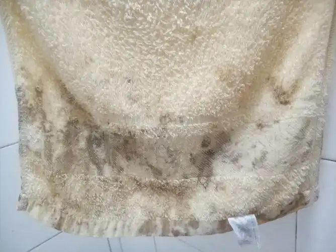 毛巾这样是发霉了还是怎么?还能继续用吗?