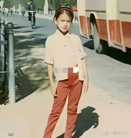 1989年,10岁的高圆圆在北京马路上拍的一张照片,从小就是天生美人胚子