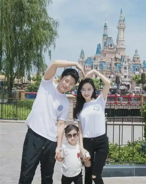 李小璐女儿甜馨cos初音未来,因衣服不像被骂到退网,注销微博抖音|韩庚