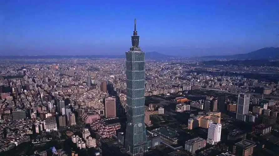 台湾101大厦,曾是世界级的大楼,它的顶端为何悬挂着一个铁球