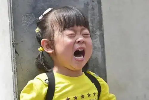 6岁女孩,尿尿直喊痛,老师掀开衣服一看,捂着嘴说不出来话!