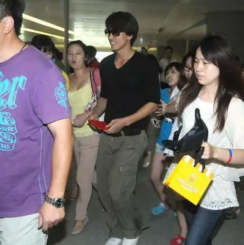 言承旭的身上有了成熟味道t恤塞进牛仔裤里穿高挑身形仍不改