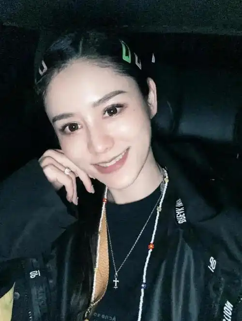 张馨月晒美照"装嫩",鸽子蛋钻戒出镜率超高,林峯真的太宠妻了