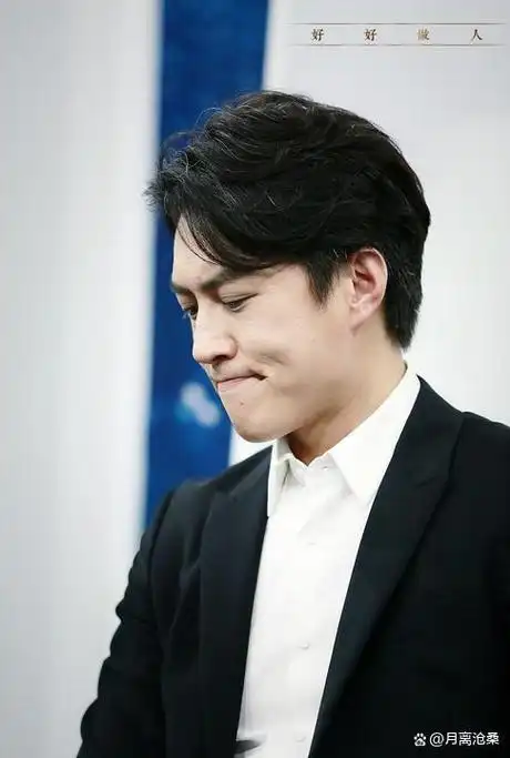 演员靳东:受不了江珊女儿满脸嫌弃,余生决定不会辜负离异的李佳