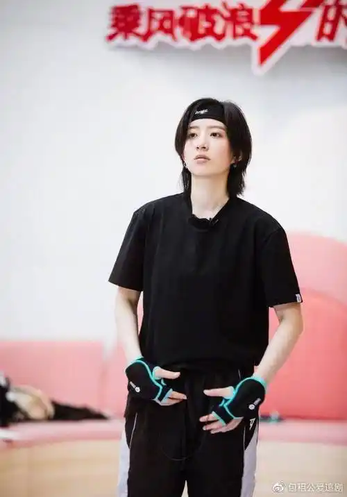 人间扳手李斯丹妮该火了教你如何用超a男友风穿出高级感