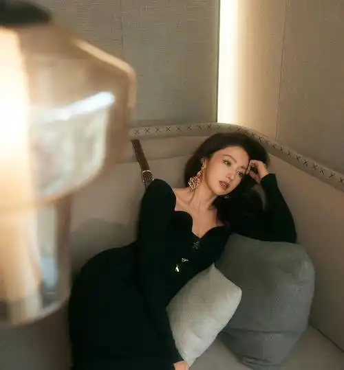 最美雪花女神龙:董璇身穿黑色深v礼服拍摄写真,迷人又吸睛_小猫_样子