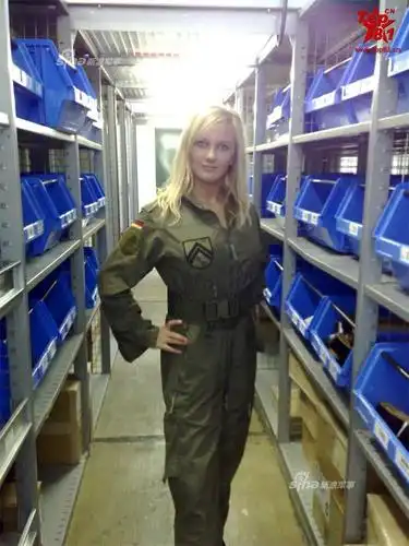 不爱红装爱武装!德国女兵精彩照片集锦