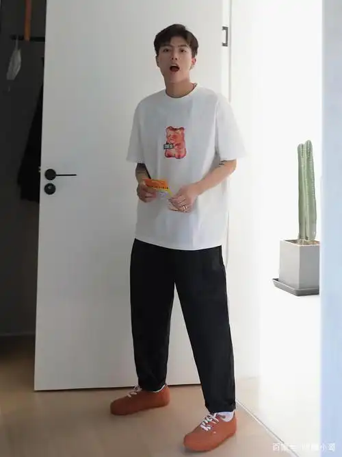 穿着白色t恤的小哥哥,身高180,体重70公斤,大学男生都这么帅吗