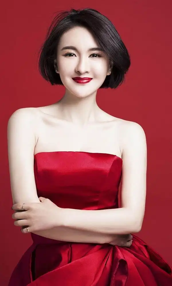 清新优雅的美女明星——郑亦桐