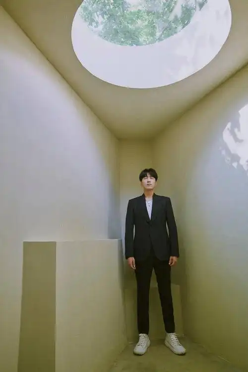 搜狐娱乐讯 2021年6月1日讯,赵又廷最新写真曝光,赵又廷身穿深色西装