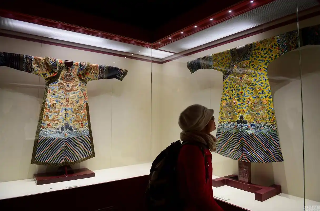 沈阳故宫首次展出清朝皇帝冬季朝袍