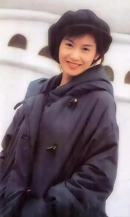 朱茵旧照曝光甜美笑容太迷人