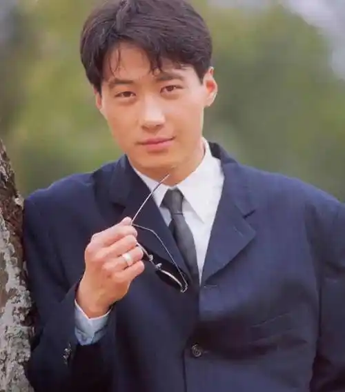 ""现在许多年轻演员长得帅,但演技一般唱歌一般."接着他又说:黎明