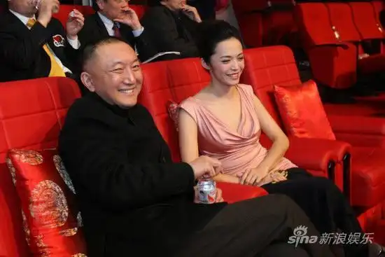 图文:中影集团公司董事长韩三平(左)和姚晨