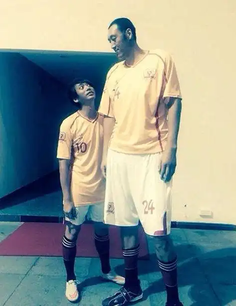 苏见信通过微博晒和巨人合影,并调侃自己小鸟依人,称:"我这191的身高