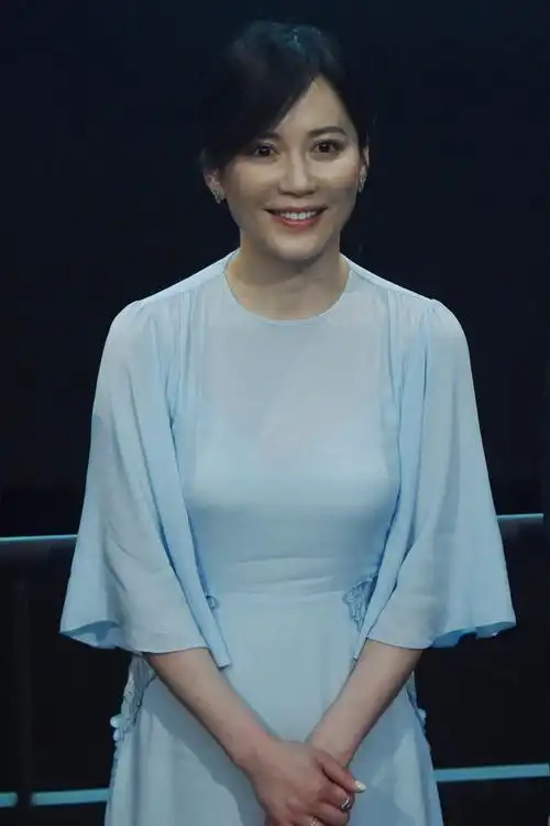 原创哪有什么冻龄俞飞鸿化浓妆都遮不住的细纹生图不敢看