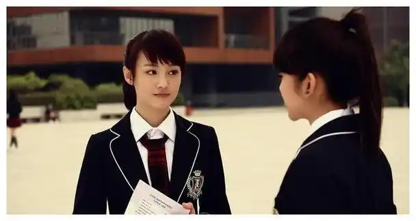 郑爽频曝最新动向!穿2万一双鞋染发亮相,引发关注!